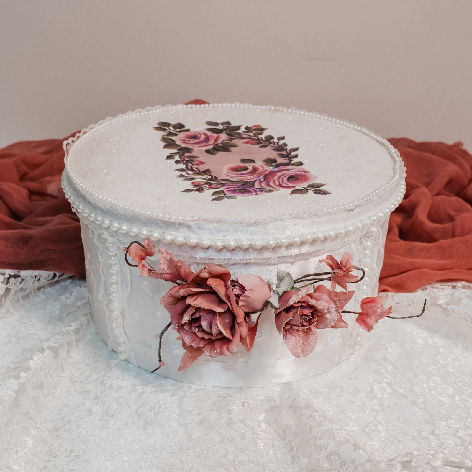 Νυφική Καπελιέρα με Ροζ Τριαντάφυλλα & Πέρλες – Ρομαντικό Κουτί Γάμου 1 Κουτιά γάμου-καπελιέρες