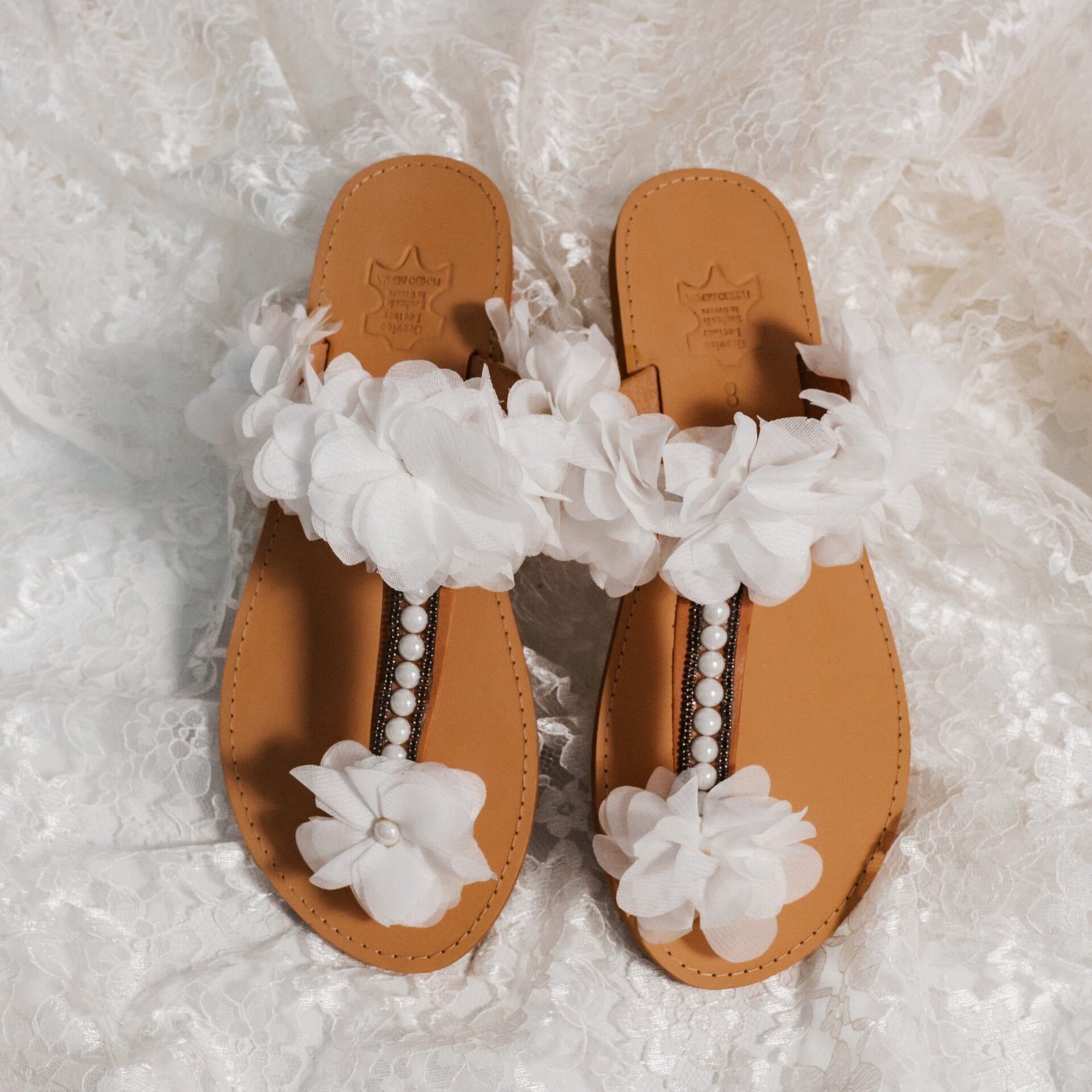 Χειροποίητα Νυφικά Σανδάλια με Λουλούδια και Πέρλες 1 Χειροποίητα νυφικά σανδάλια