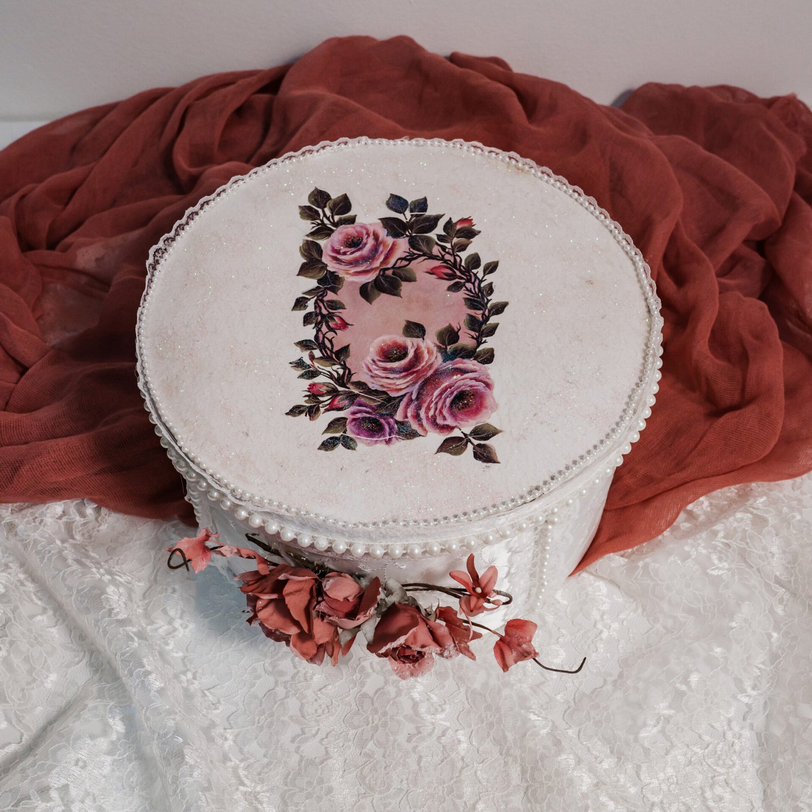 Νυφική Καπελιέρα με Ροζ Τριαντάφυλλα & Πέρλες – Ρομαντικό Κουτί Γάμου 2 Κουτιά γάμου-καπελιέρες