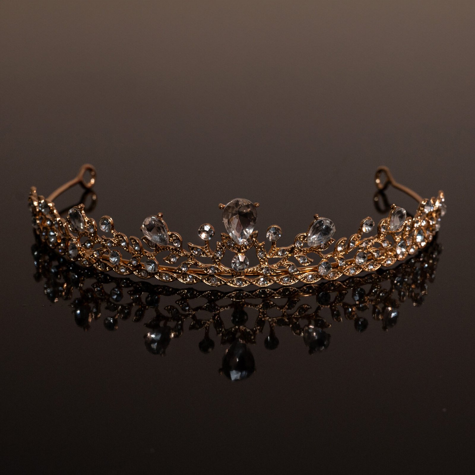 Νυφική Τιάρα Χρυσή με Κρύσταλλα 1 Χρυσή νυφική κουάφ με λουλούδια και κρυσταλλάκια