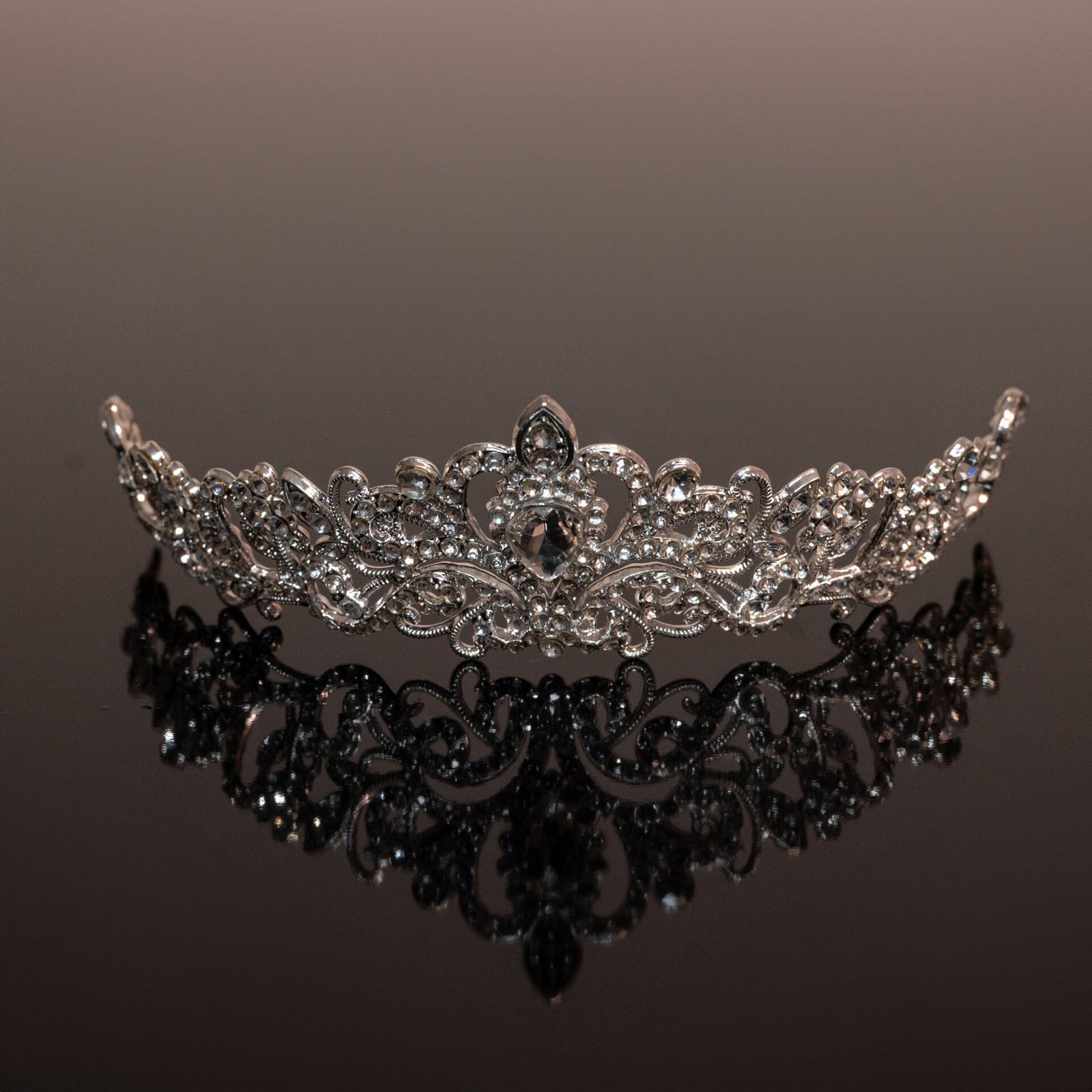 Νυφική Τιάρα Ασημί με Κρύσταλλα – Elegant Αξεσουάρ Μαλλιών 1 Σκαλιστή νυφική κουάφ με κρυσταλλάκια.