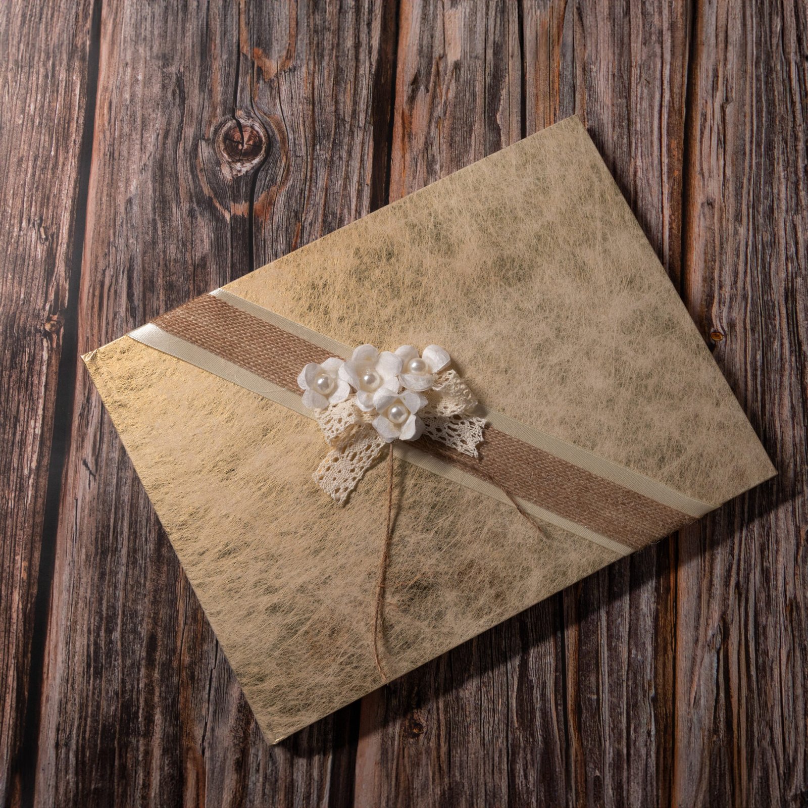 Βιβλίο Ευχών Γάμου Ρουστίκ με Λινάτσα, Δαντέλα & Λουλούδια 2 Χρυσό βιβλίο ευχών με σατέν