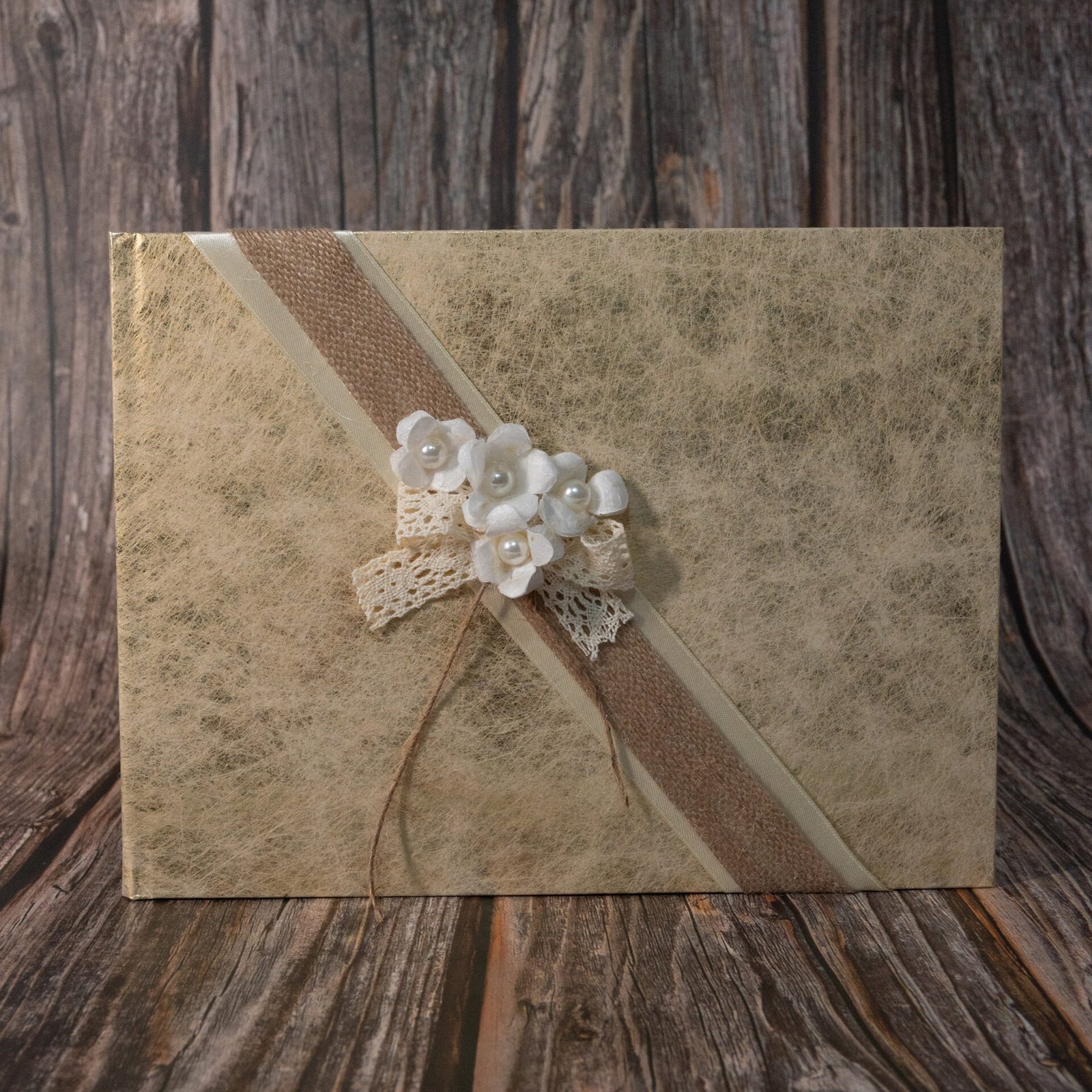 Βιβλίο Ευχών Γάμου Ρουστίκ με Λινάτσα, Δαντέλα & Λουλούδια 1 Χρυσό βιβλίο ευχών με σατέν