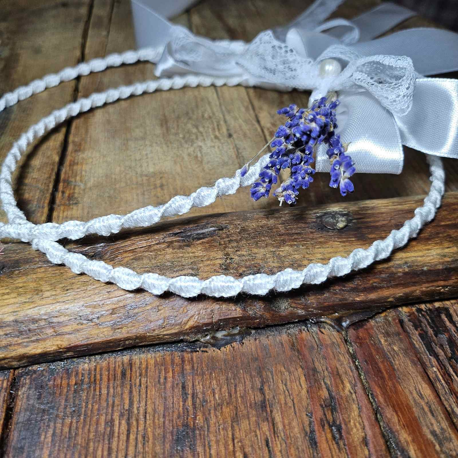 Στέφανα με Αρωματική Πινελιά Λεβάντας και Δαντελένιο Φιόγκο 2 Χειροποίητα στέφανα γάμου, πλεγμένα με πλέξη μακραμέ