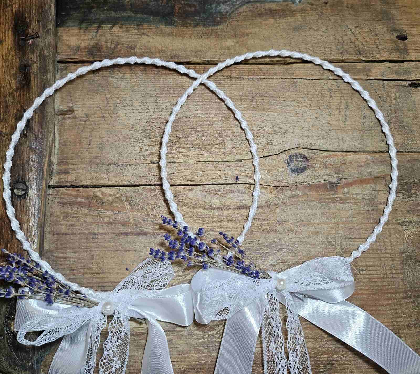 Στέφανα με Αρωματική Πινελιά Λεβάντας και Δαντελένιο Φιόγκο 1 Χειροποίητα στέφανα γάμου, πλεγμένα με πλέξη μακραμέ