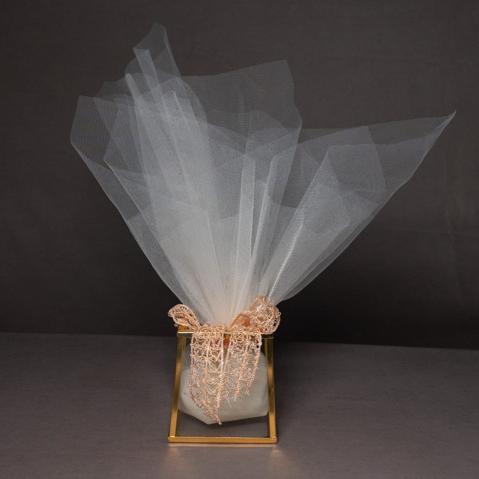 Μπομπονιέρα Γάμου σε Κηροπήγιο με Τούλι & Δαντέλα 1 Τούλινη μπομπονιέρα γάμου σε μεταλλικό φαναράκι