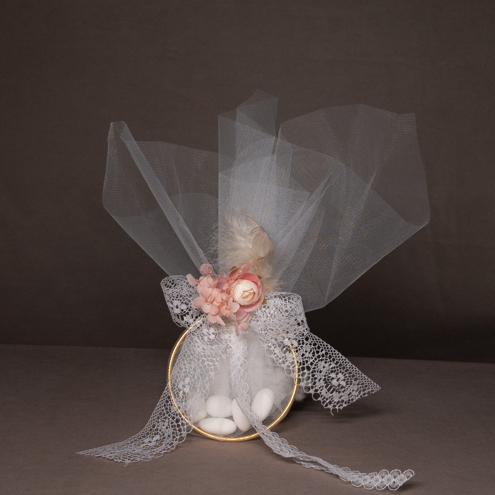 Μπομπονιέρα Γάμου με Χρυσό Κρίκο, Δαντέλα & Ροζ Λουλούδι 1 Μπομπονιέρα με χρυσό κρίκο