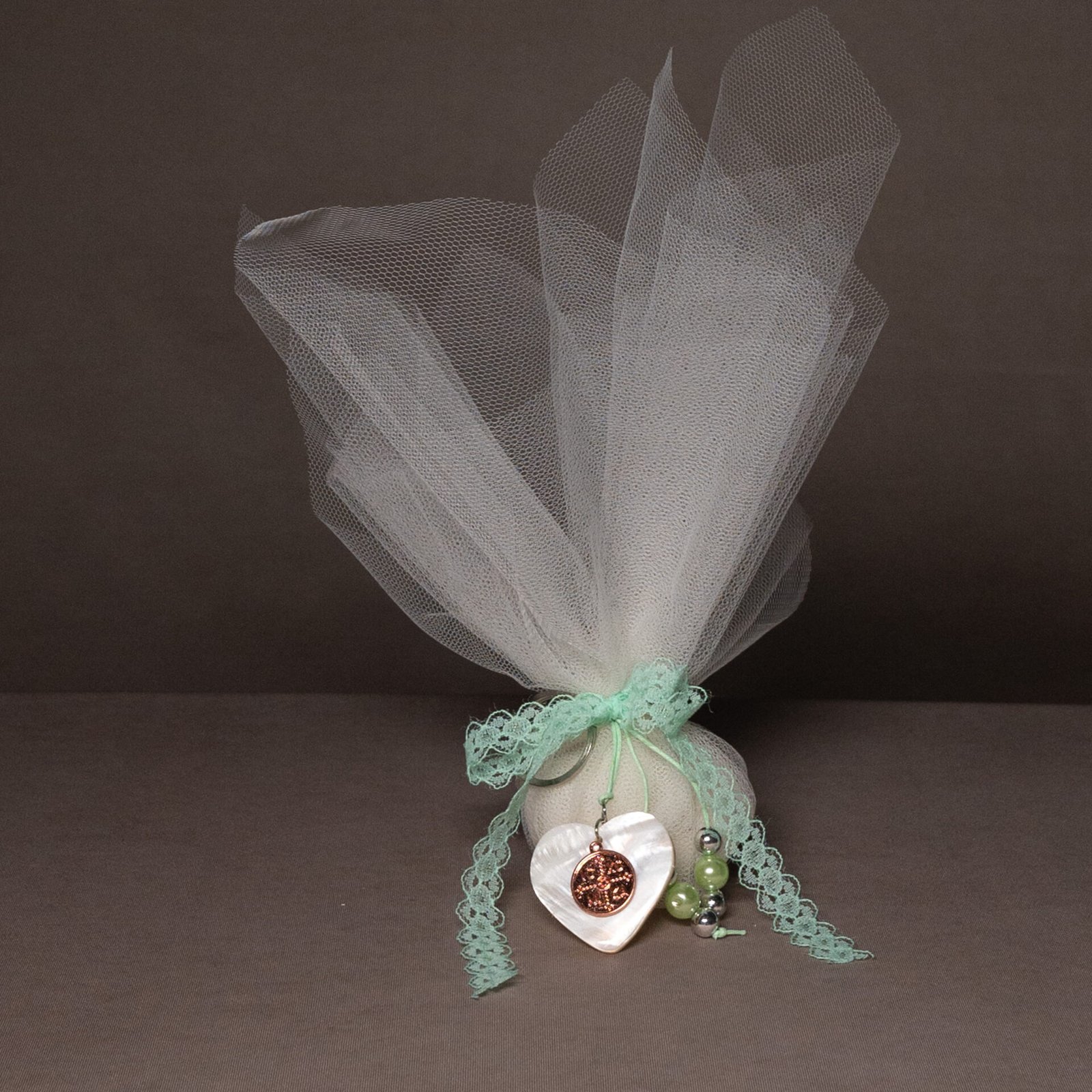 Μπομπονιέρα Γάμου με Φιλντισένια Καρδιά Μπρελόκ & Δαντέλα Μέντας 1 Μπομπονιέρα με καρδιά φίλντισι