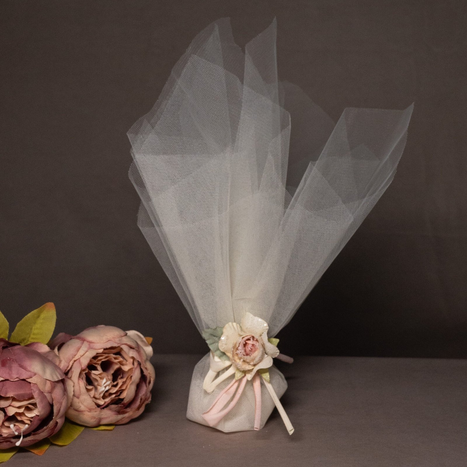 Μπομπονιέρα Γάμου με Τούλι & Ρομαντικό Λουλούδι 1 Μπομπονιέρα με γαλλικό τούλι