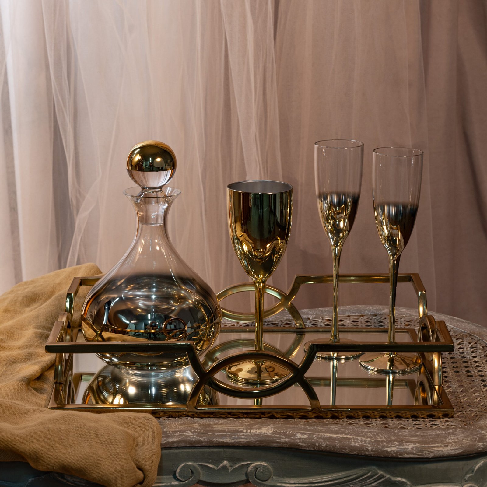 Σετ Γάμου Καράφα και Ποτήρια με Δίσκο Χρυσό – Κομψότητα & Πολυτέλεια 1 Σετ γάμου δίσκος καράφα ποτήρι