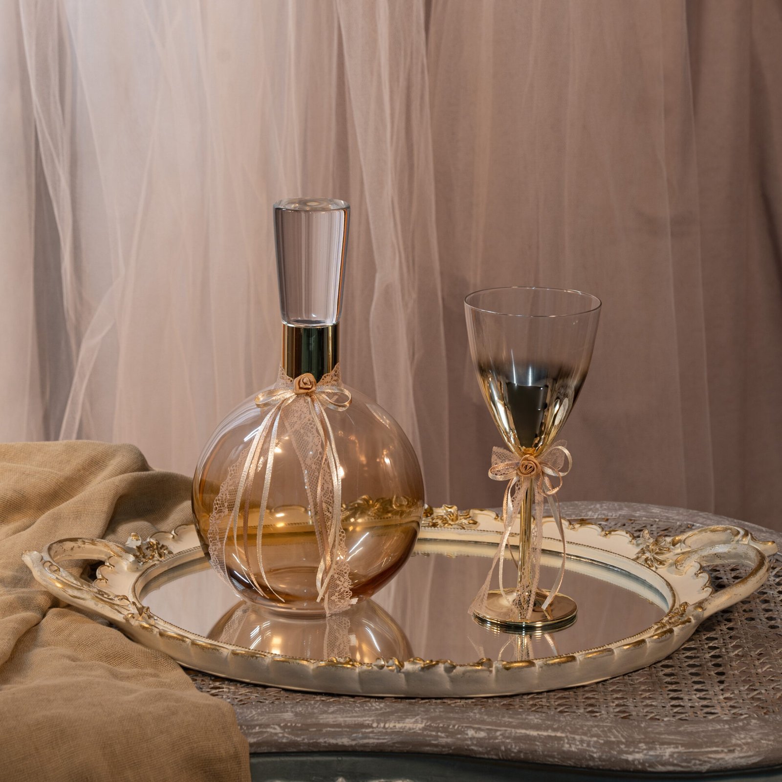 Σετ Γάμου με Καράφα, Ποτήρι & Δίσκο σε Χρυσές Λεπτομέρειες 1 Σετ γάμου δίσκος καράφα ποτήρι