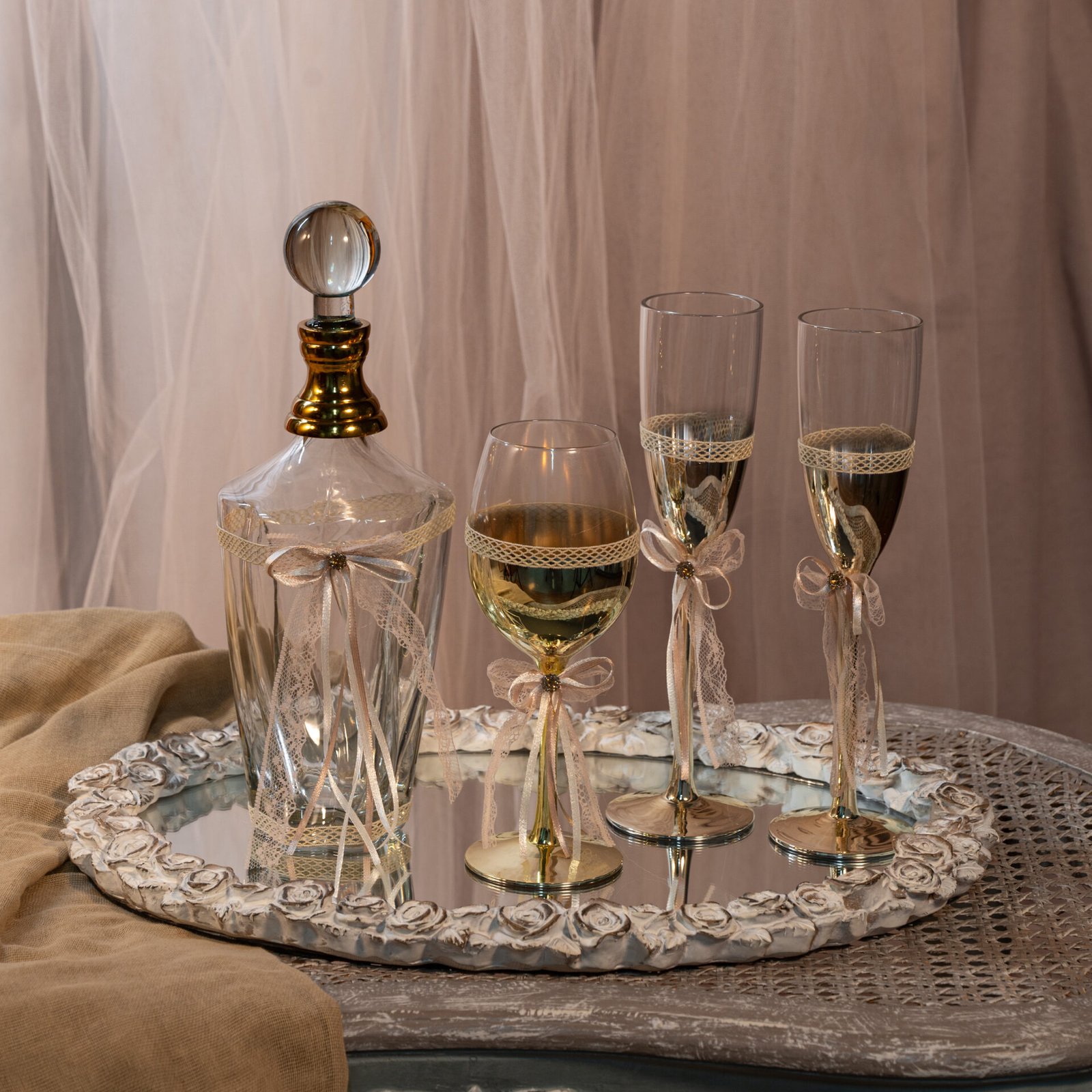 Σετ Γάμου με Καράφα, Ποτήρια & Δίσκο Διακοσμημένο με Τριαντάφυλλα 1 Ολοκληρωμένο σετ γάμου.