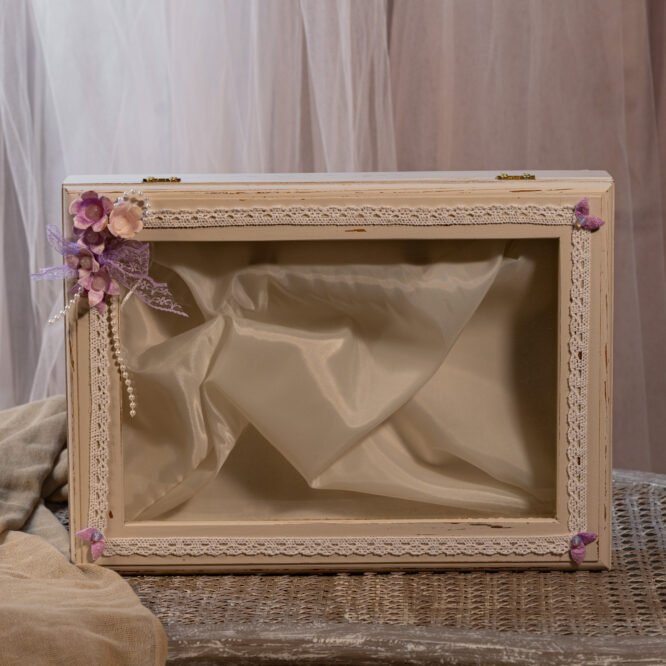 Ξύλινη λευκή στεφανοθήκη