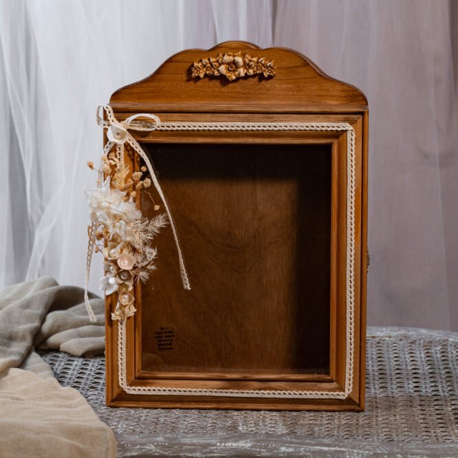 Ξύλινη στεφανοθήκη με αποξηραμένα λουλούδια