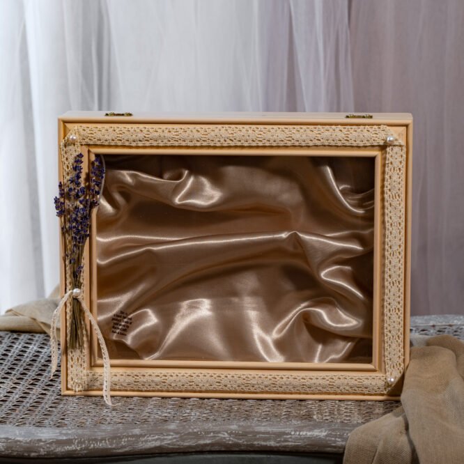 Ξύλινη στεφανοθήκη με λεβάντα