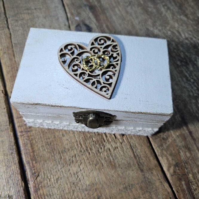 Ξύλινο κουτάκι βεροθήκη με διακοσμητικά στοιχία.