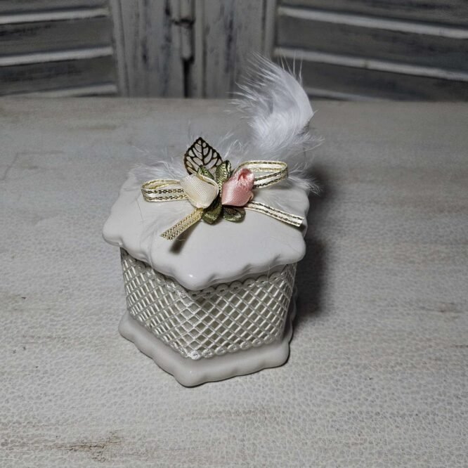 Πορσελάνινη βεροθήκη με σατέν λουλουδάκια