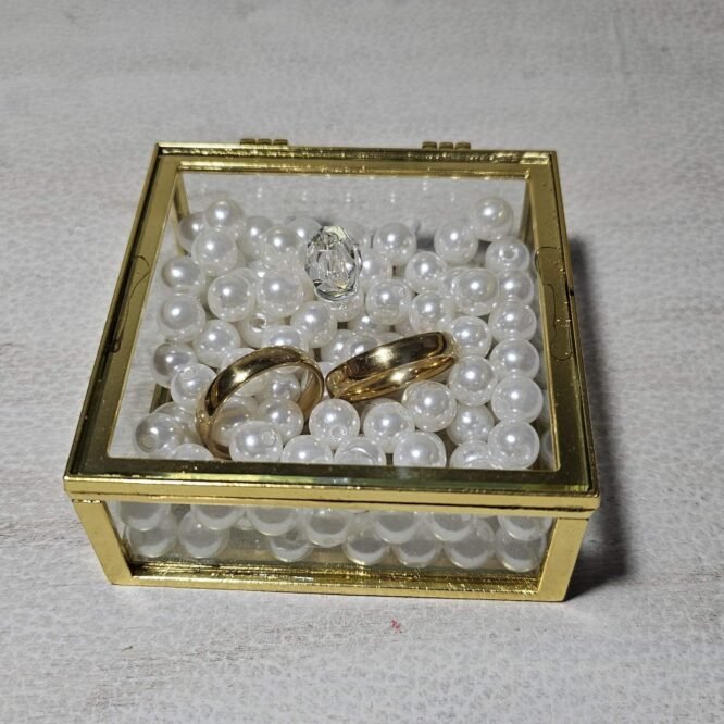 'Γυάλινη, επίχρυση βεροθήκη διακοσμημένη με πέρλες