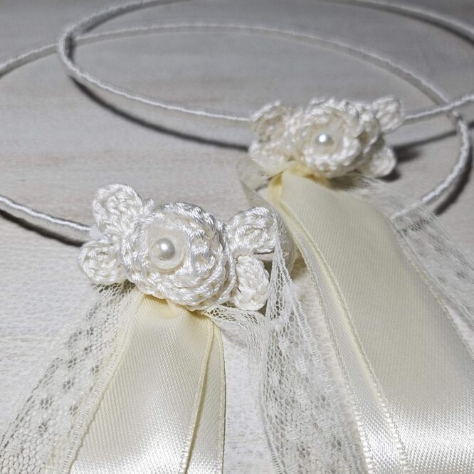 Στέφανα Γάμου Ιβουάρ με Πλεκτό Λουλούδι, Μαργαριτάρι και Σατέν Κορδέλες