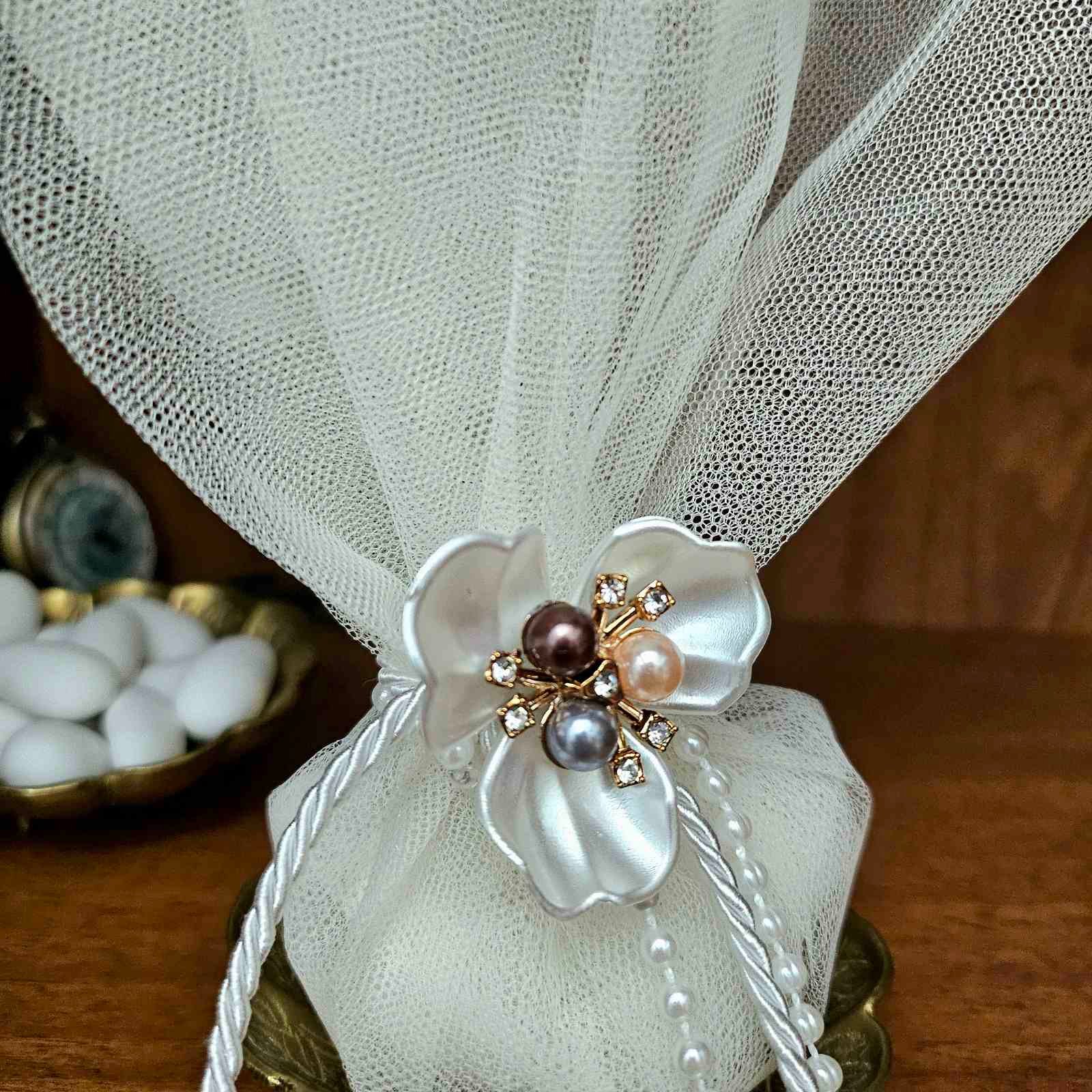 Μπομπονιέρα Γάμου με Λευκό Τούλι & Λουλούδι με Περλίτσες 2 Μπομπονιέρα Γάμου με Λευκό Τούλι & Λουλούδι με Περλίτσες - Image 2