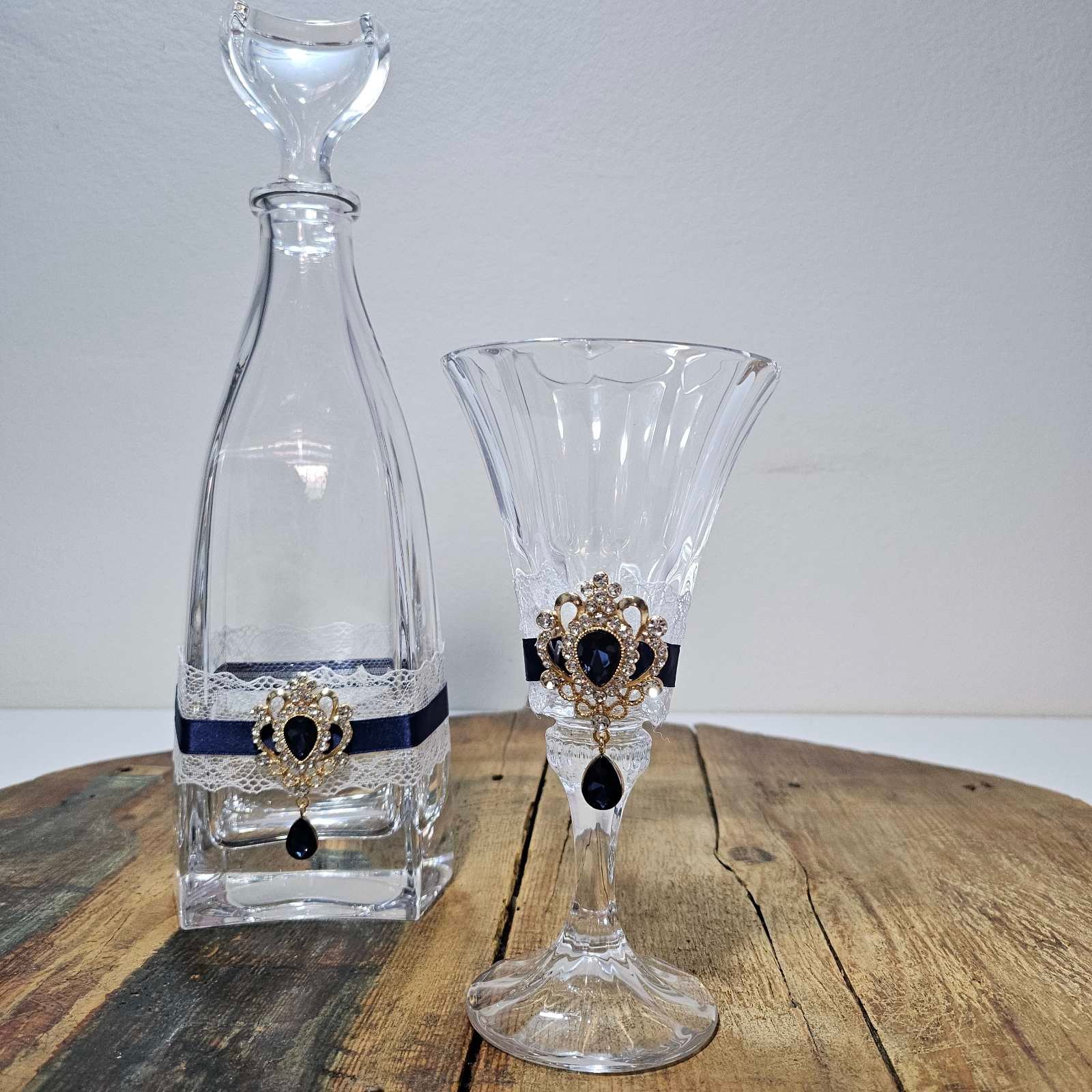 Πολυτελές Σετ Γάμου – Καράφα & Ποτήρι με Μπλε Σατέν και Χρυσό Μοτίφ 2 Πολυτελές Σετ Γάμου – Καράφα & Ποτήρι με Μπλε Σατέν και Χρυσό Μοτίφ - Image 2