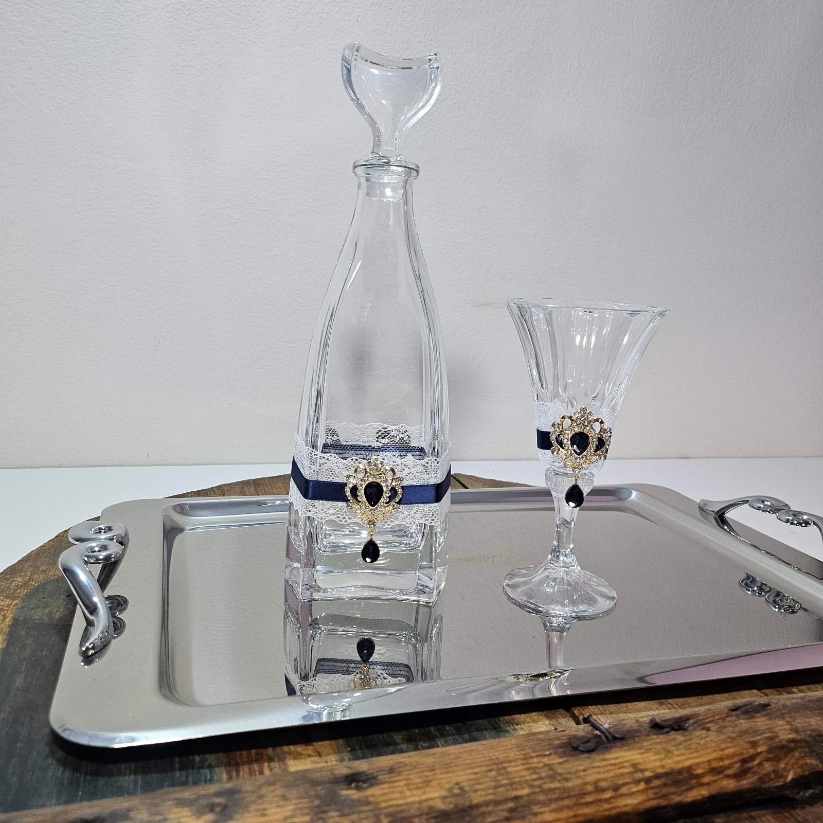 Πολυτελές Σετ Γάμου – Καράφα & Ποτήρι με Μπλε Σατέν και Χρυσό Μοτίφ 1 Πολυτελές Σετ Γάμου – Καράφα & Ποτήρι με Μπλε Σατέν και Χρυσό Μοτίφ
