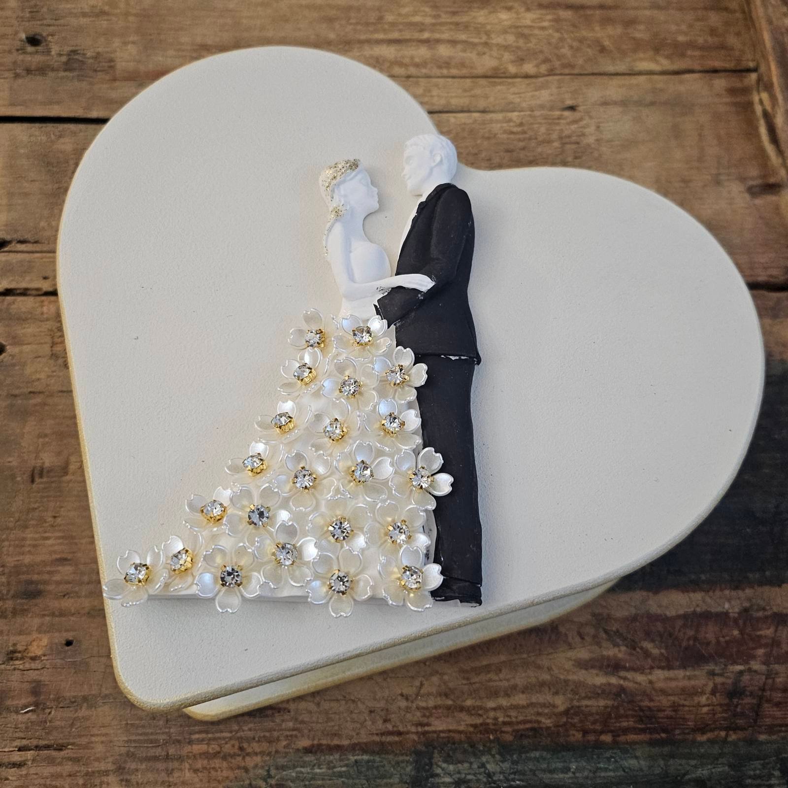 Βεροθήκη Καρδιά με Ανάγλυφο Ζευγάρι & Λουλούδια 1 Βεροθήκη Καρδιά με Ανάγλυφο Ζευγάρι & Λουλούδια