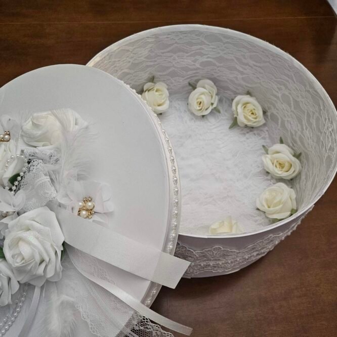 Νυφική Καπελιέρα με Λουλούδια & Δαντέλα – Πολυτελές Κουτί Γάμου 4 kap 2