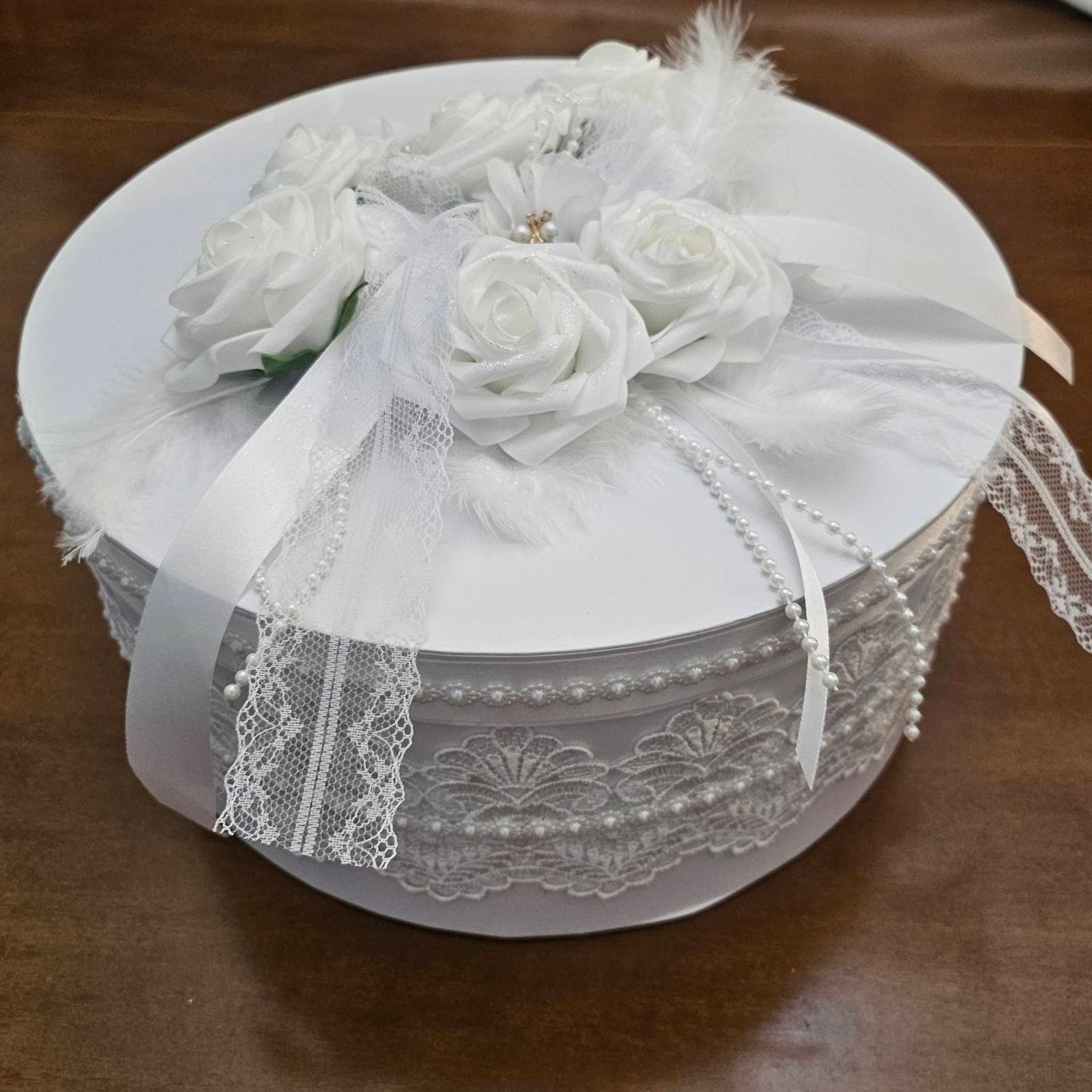 Νυφική Καπελιέρα με Λουλούδια & Δαντέλα – Πολυτελές Κουτί Γάμου 1 Νυφική Καπελιέρα με Λουλούδια & Δαντέλα – Πολυτελές Κουτί Γάμου