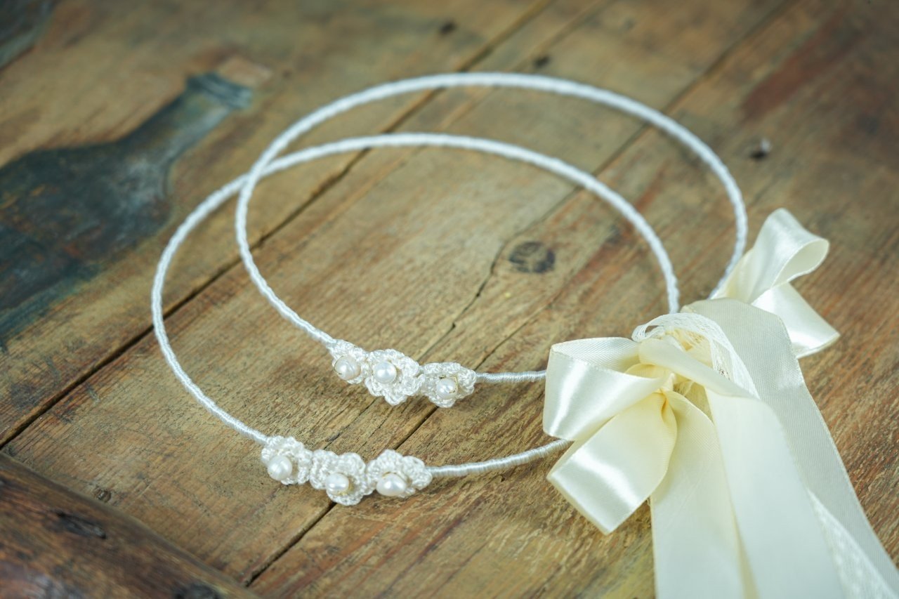 Μεταξωτά Στέφανα Γάμου με Πλεκτά Λουλούδια και Ιβουάρ Κορδέλες 1 Μεταξωτά Στέφανα Γάμου με Πλεκτά Λουλούδια και Ιβουάρ Κορδέλες