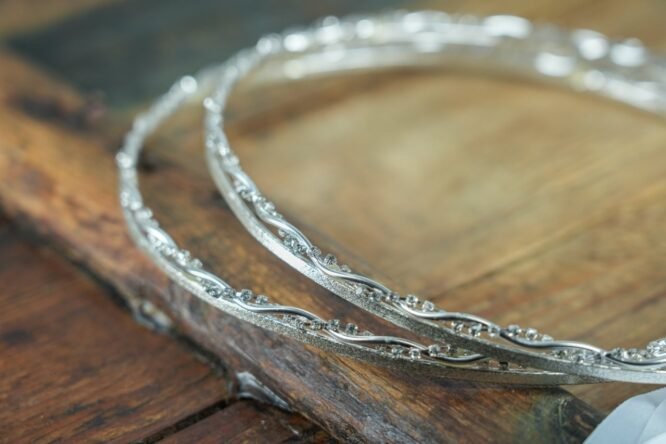 Elegant Στέφανα Γάμου με Ασημί Λεπτομέρειες & Λευκό Φιόγκο