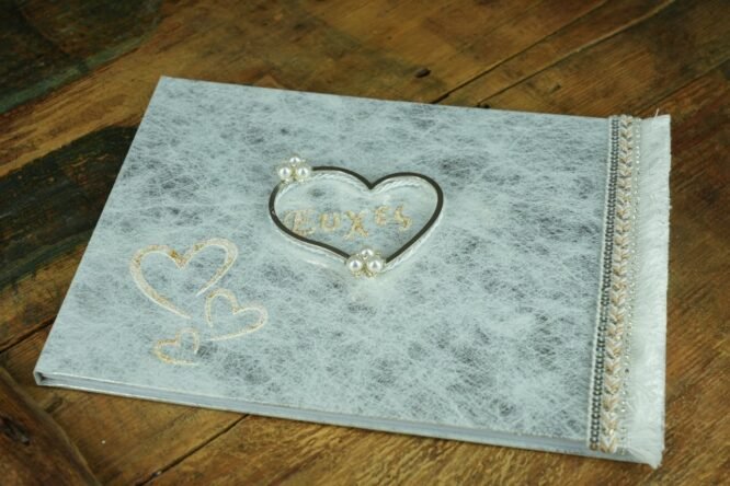 Ασημί Βιβλίο Ευχών Γάμου με Καρδιές  Elegant Wedding Style
