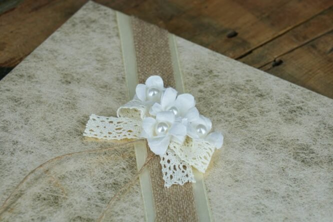 Βιβλίο Ευχών Γάμου Ρουστίκ με Λινάτσα, Δαντέλα & Λουλούδια