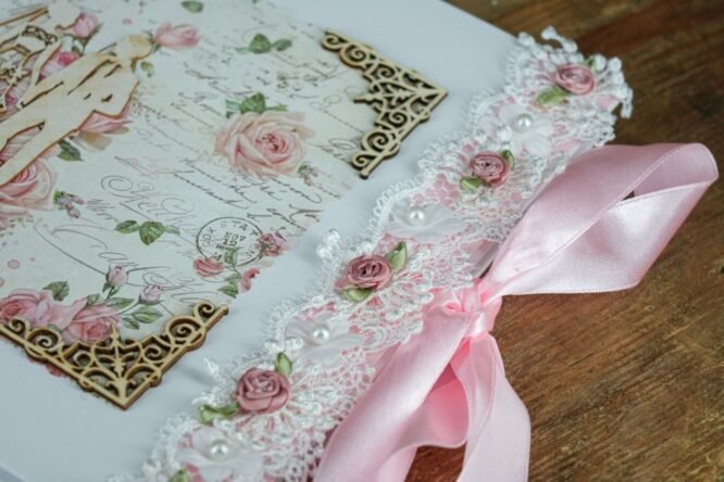 Βιβλίο Ευχών Γάμου με Νύφη & Γαμπρό, Ροζ Τριαντάφυλλα & Δαντέλα 4 madeve stefana gamou vivlia efchon 121