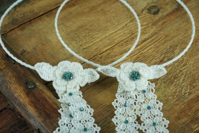 Μεταξωτά Στέφανα Γάμου με Πλεκτό Λουλούδι και Δαντέλα με Μπλε  Χάντρες