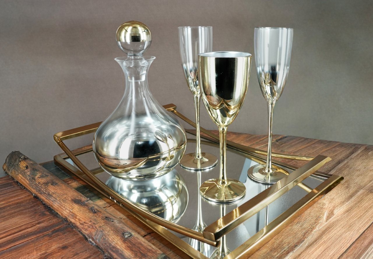 Σετ Γάμου Καράφα και Ποτήρια με Δίσκο Χρυσό – Κομψότητα & Πολυτέλεια 1 Σετ Γάμου Καράφα και Ποτήρια με Δίσκο Χρυσό – Κομψότητα & Πολυτέλεια