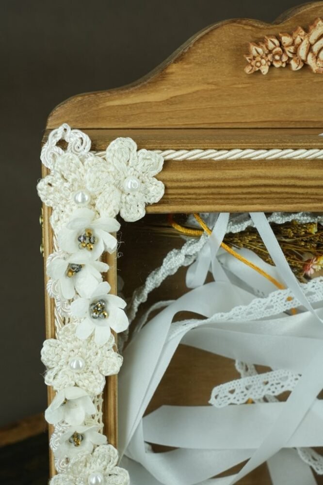 Στεφανοθήκη Γάμου Ξύλινη με Πλεκτά & Μεταξωτά Λουλούδια