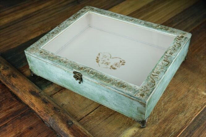 Στεφανοθήκη Ρομαντική Vintage με Ανάγλυφα Σχέδια