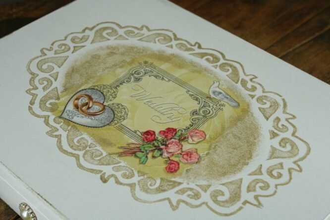 Στεφανοθήκη Γάμου Ξύλινη με Ντεκουπάζ Βέρες & Λουλούδια