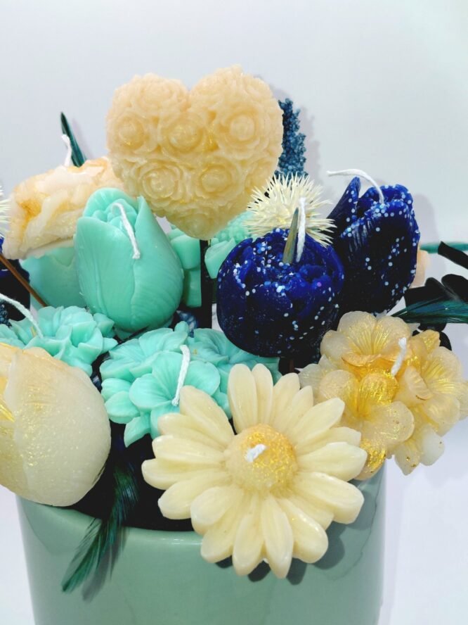 Mint Elegance Bloom – Premium Κερένια Σύνθεση