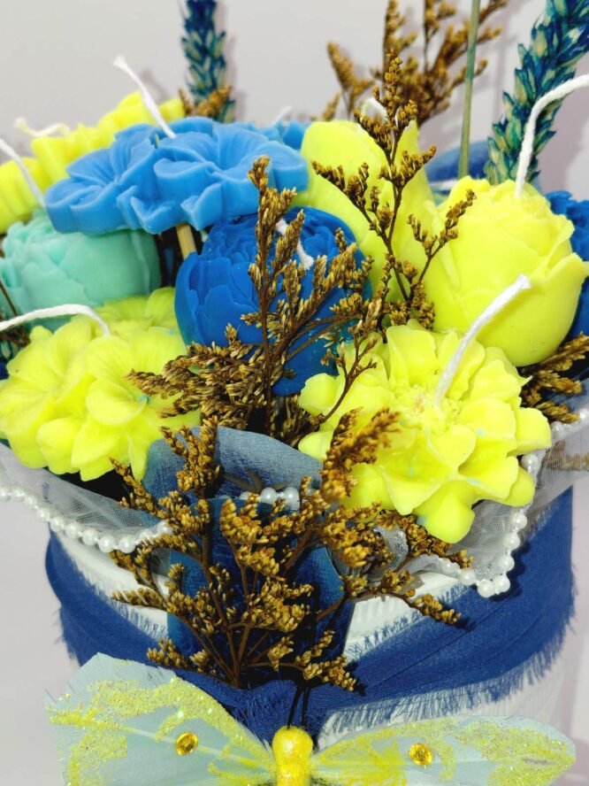 “Azure Glow Collection – Πολυτελής Κερένια Ανθοσύνθεση”