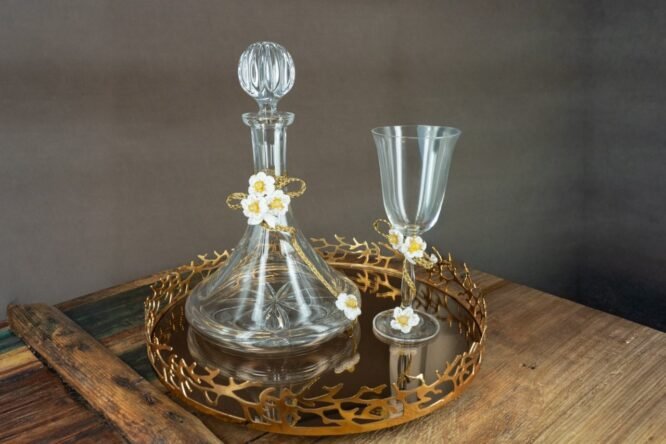 Ρομαντικό Σετ Γάμου με Χειροποίητα Πλεκτά Λουλούδια – Καράφα, Ποτήρι & Χρυσός Δίσκος