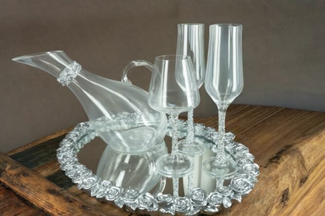 Πολυτελές Σετ Γάμου με Ασημένια Τριαντάφυλλα – Καράφα, Ποτήρια & Δίσκος