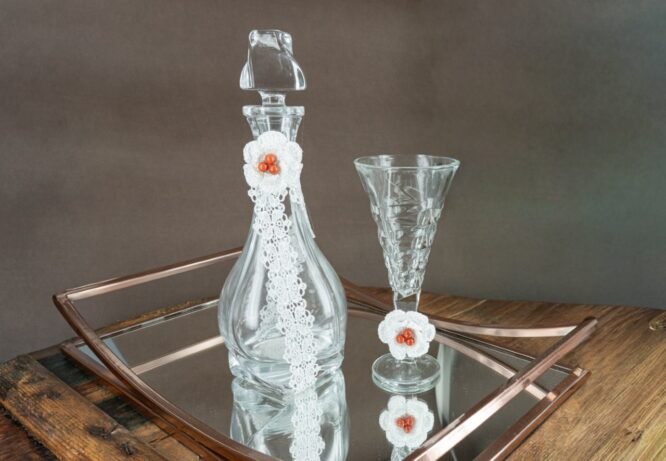 Σετ Γάμου με Κρυστάλλινη Καράφα & Ποτήρι Διακοσμημένα με Πλεκτά Λουλούδια
