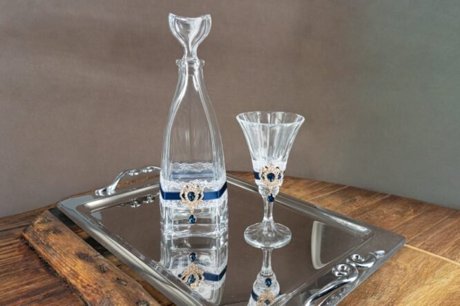 Πολυτελές Σετ Γάμου – Καράφα & Ποτήρι με Μπλε Σατέν και Χρυσό Μοτίφ