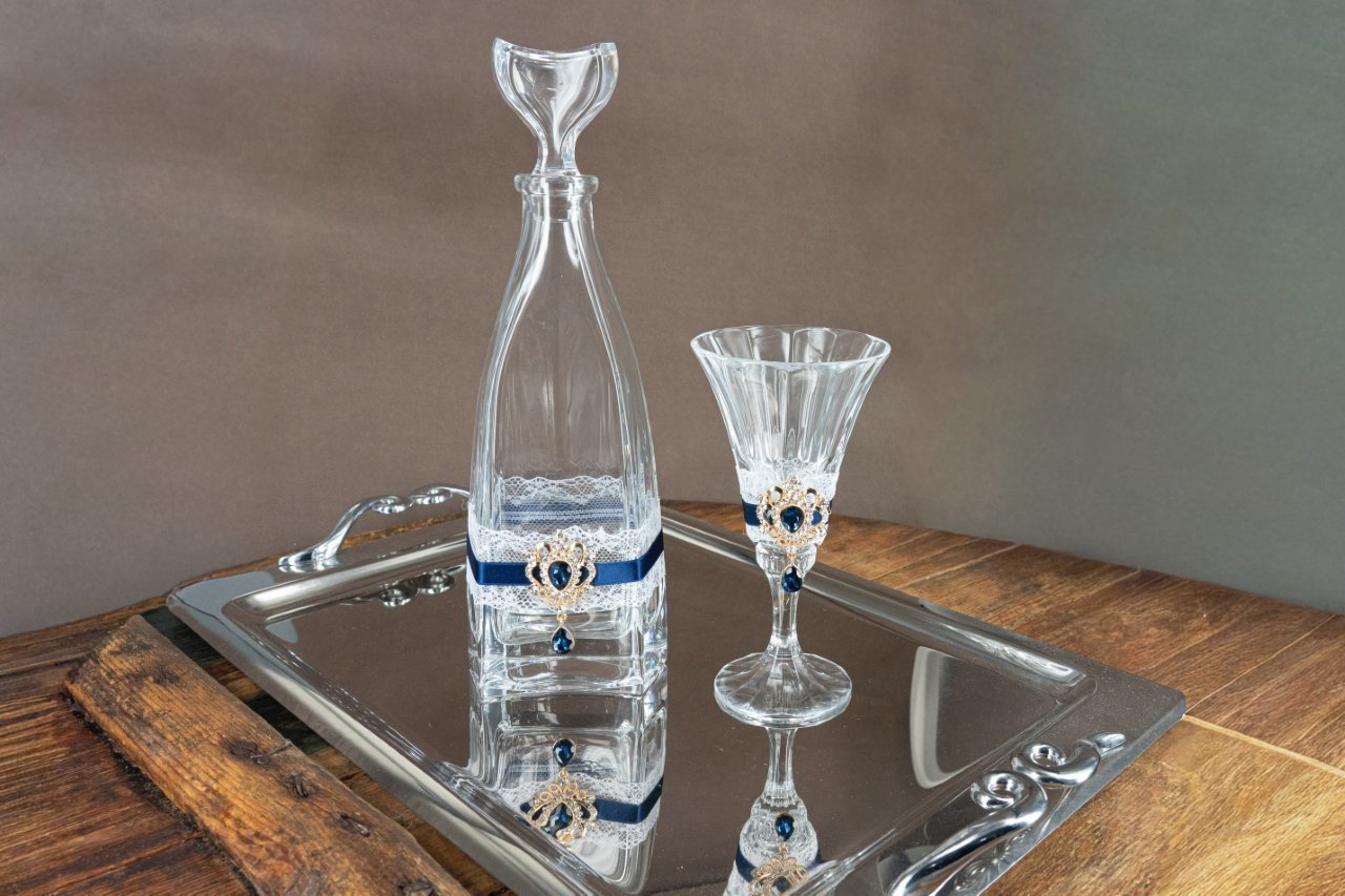 Πολυτελές Σετ Γάμου – Καράφα & Ποτήρι με Μπλε Σατέν και Χρυσό Μοτίφ 1 Πολυτελές Σετ Γάμου – Καράφα & Ποτήρι με Μπλε Σατέν και Χρυσό Μοτίφ