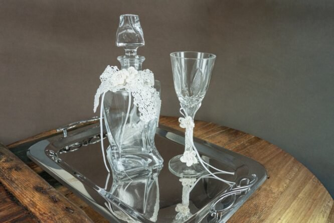 Κομψό Σετ Γάμου με Καράφα και Ποτήρι Διακοσμημένα με Δαντέλα
