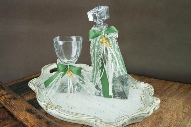 Σετ Γάμου με Καράφα & Ποτήρι στολισμένα με Πράσινη Κορδέλα και Δαντέλα