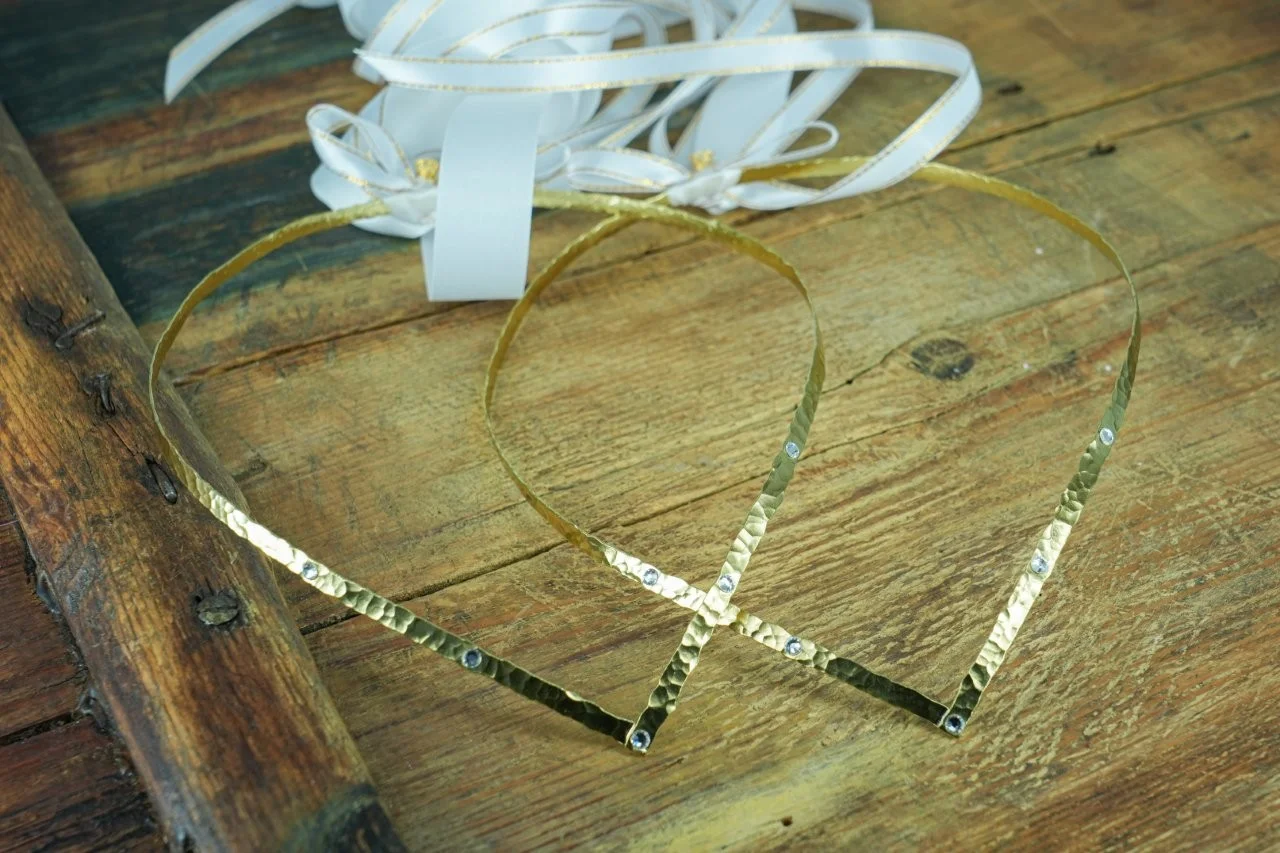 Golden Sparkle – Σφυρήλατα Στέφανα Γάμου με Κρύσταλλα 2 Golden Sparkle – Σφυρήλατα Στέφανα Γάμου με Κρύσταλλα - Image 2