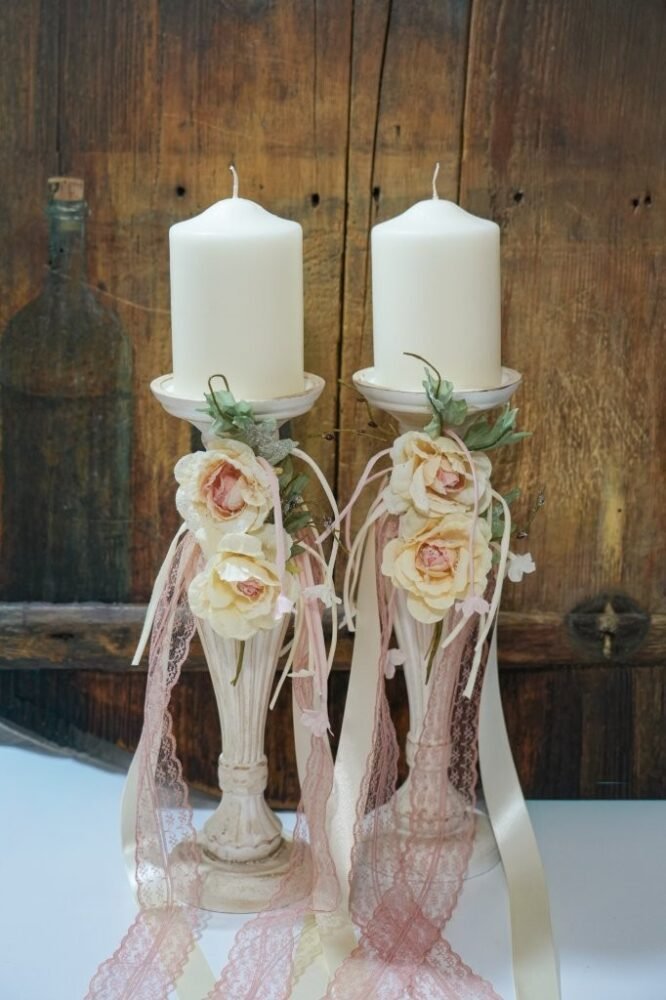 “Κεριά Γάμου με Λουλούδια Vintage Ροζ και Δαντέλα – Romantic Wedding Candles”